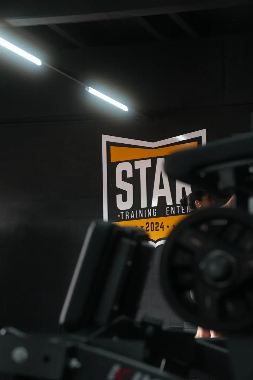 Logo da Star Training Center na academia