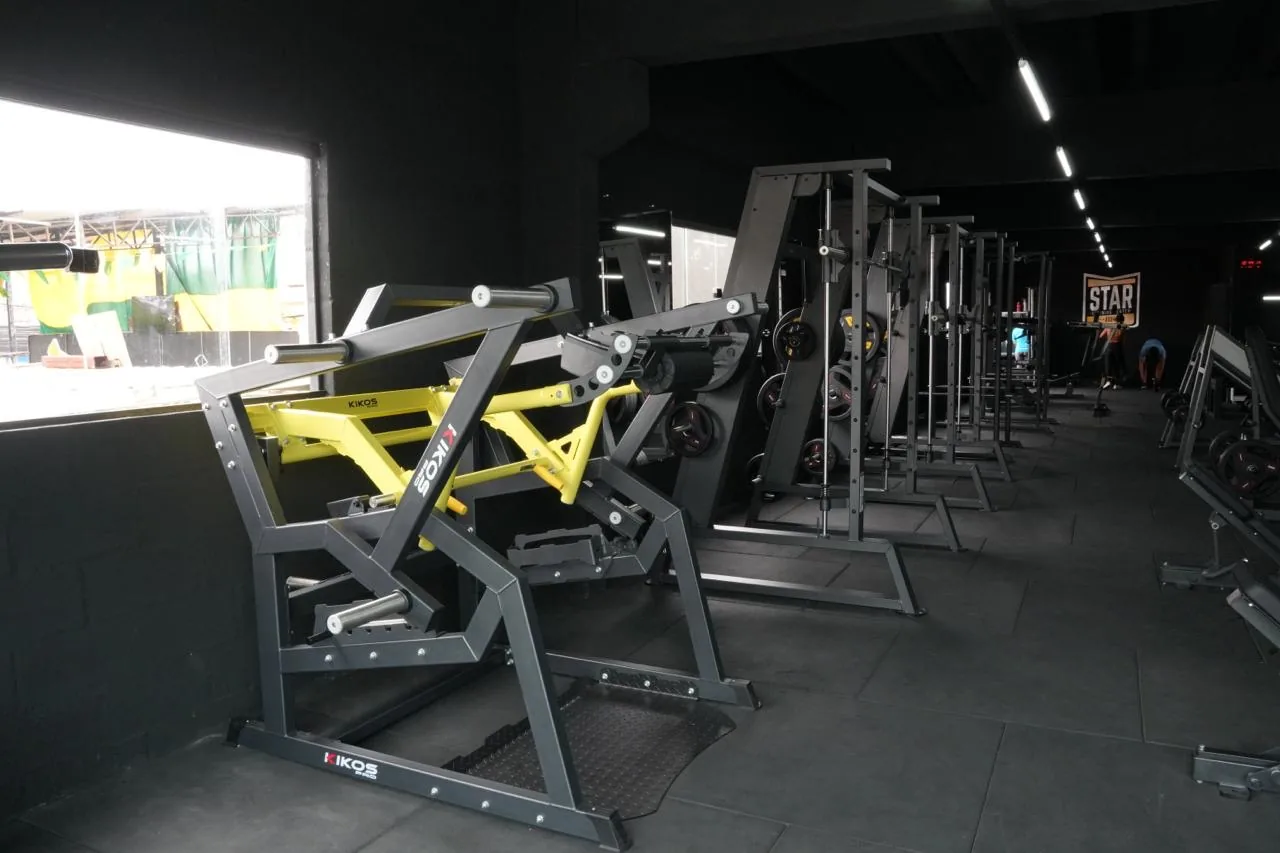 Área ampla de musculação da Star Training Center